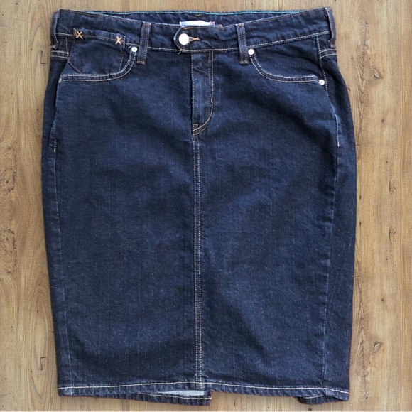 Dark Wash Levi’s Denim 5 Pocket Pencil Skirt Back Slit Size 12 - Picture 2 of 11